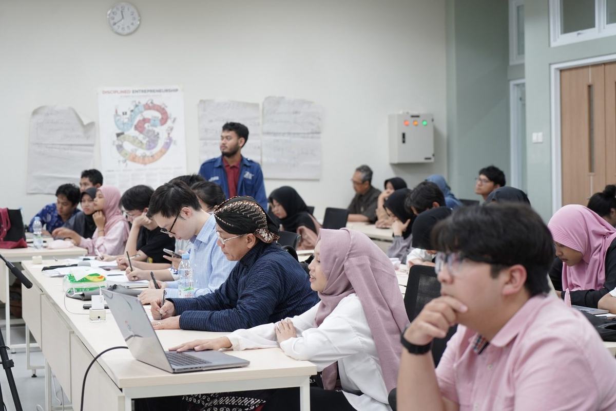 Peserta bootcamp kewirausahaan fokus mengikuti sesi materi di ruang kelas