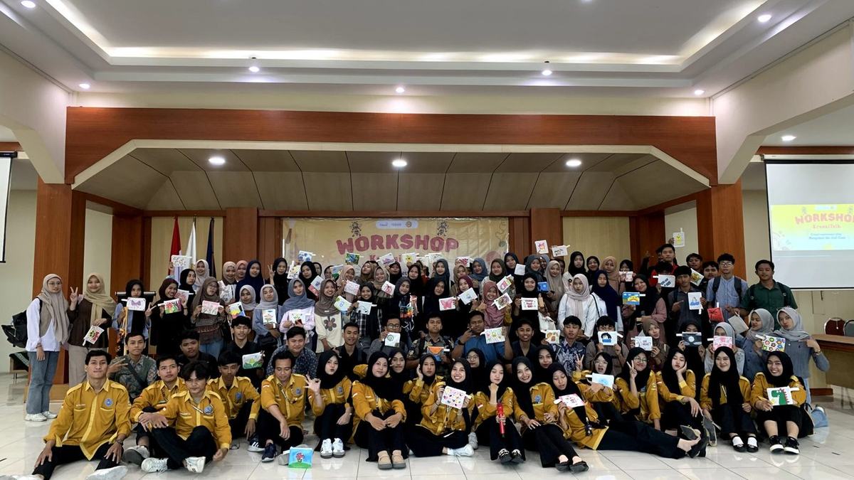 Foto bersama peserta workshop kewirausahaan yang memamerkan hasil karya produk latihannya